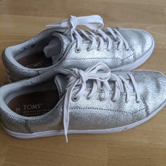 Like New Toms Silver Metallic Leather Lenox Sneakers - Picture 2 of 12